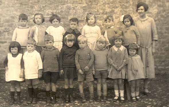 School group with teacher, Ivy Saunders 1920