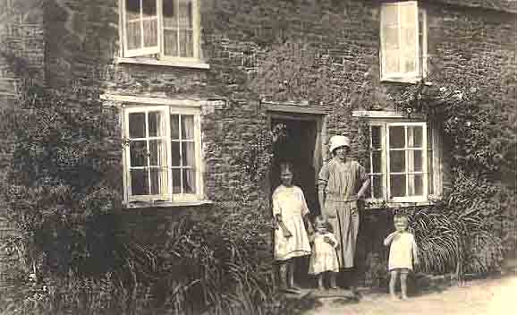 Gertie Camell with her children in Mill St c1920