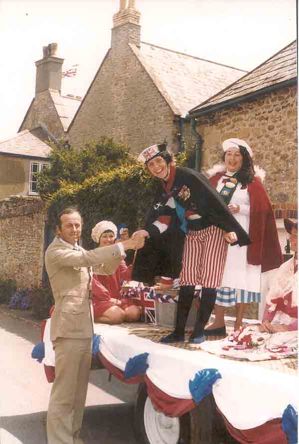 Village Silver Jubilee Celebrations, June 1977. Laurie Quayle (ITV presenter) congratulating Mary Bailey on the Young Wives float.