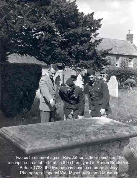 Rector showing gravestone to US men