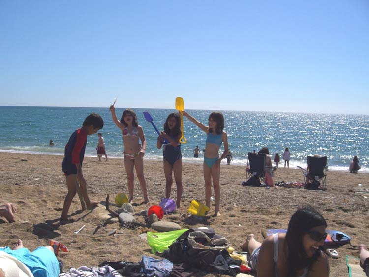 070812_Burton_Beach_Human_Fruit_Machine_Judi_Kanellaki