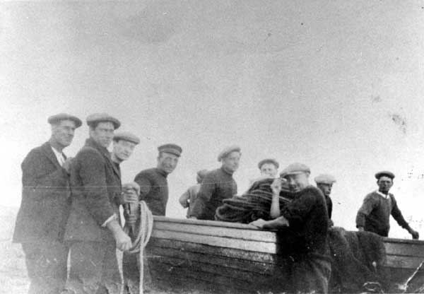 Tommy Swaffield & crew about to heave in - late 1920's