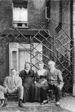 Greta Heal's Grandparents (Joe & Isabel Hawkins) visiting relations in London